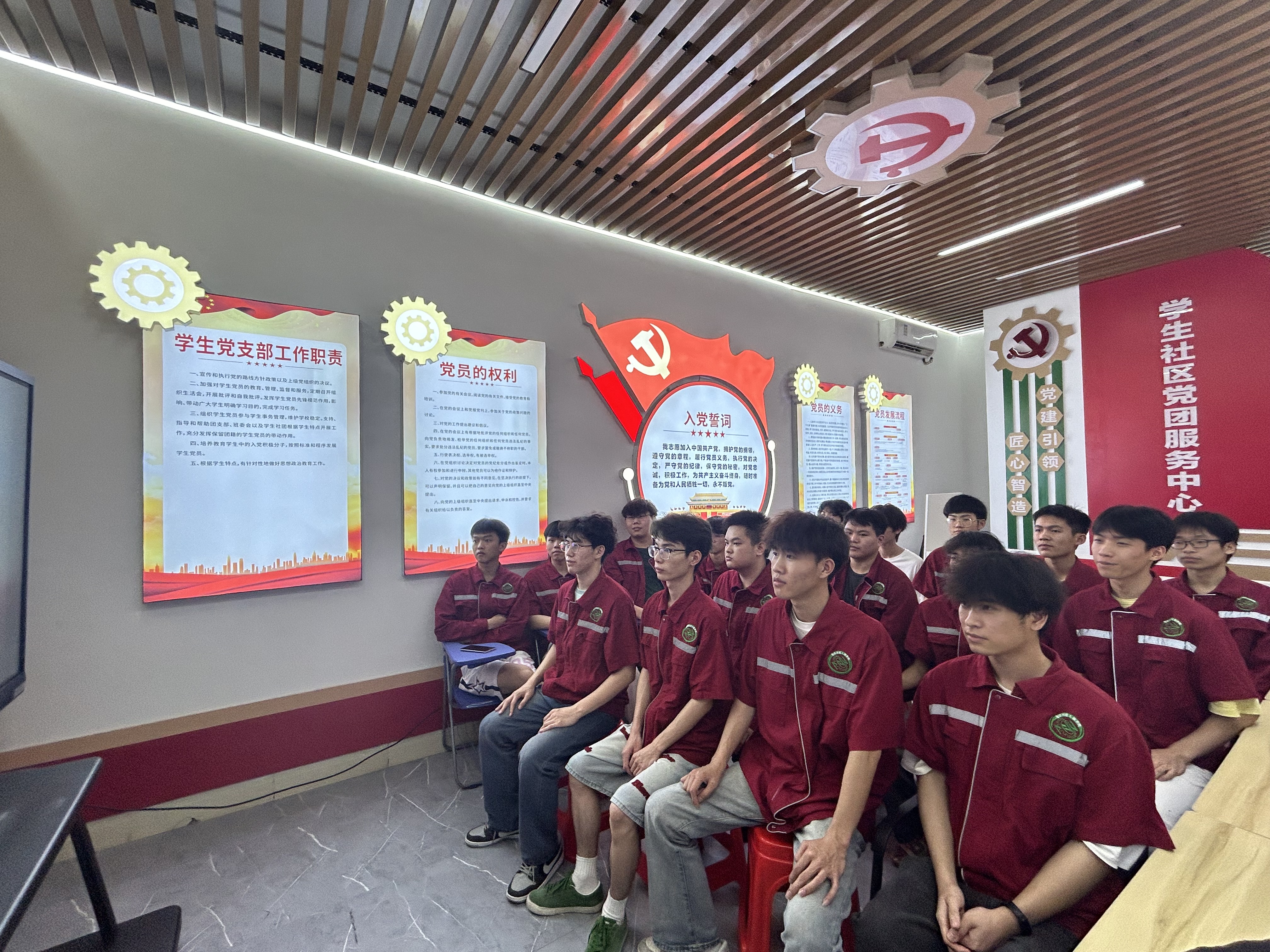 学生一起学习经典书籍.JPG