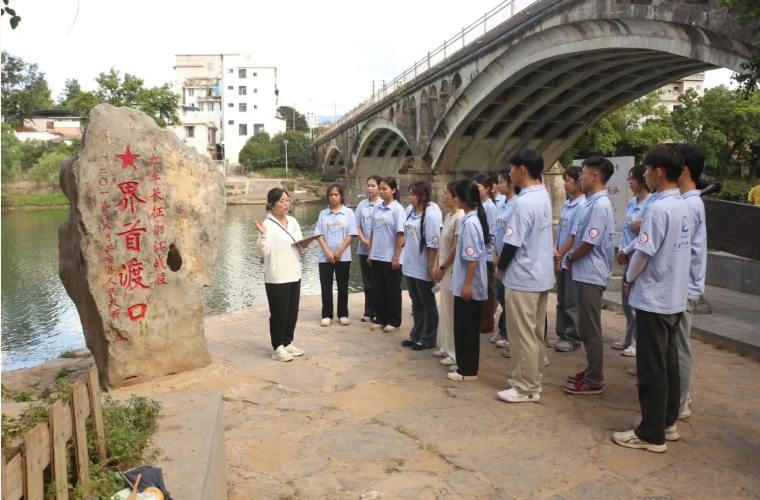 学院党总支许枫副书记在界首渡口给同学们讲红军故事.png