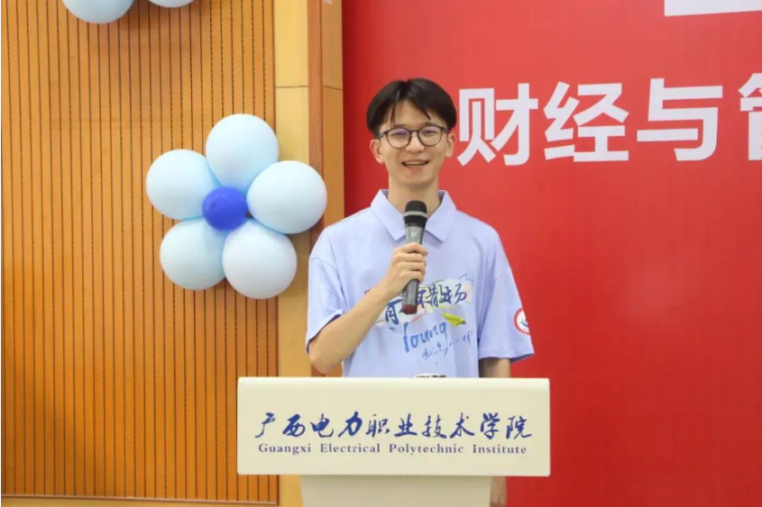 优秀毕业生代表2021级跨境电子商务2115班唐宗民同学发言.png