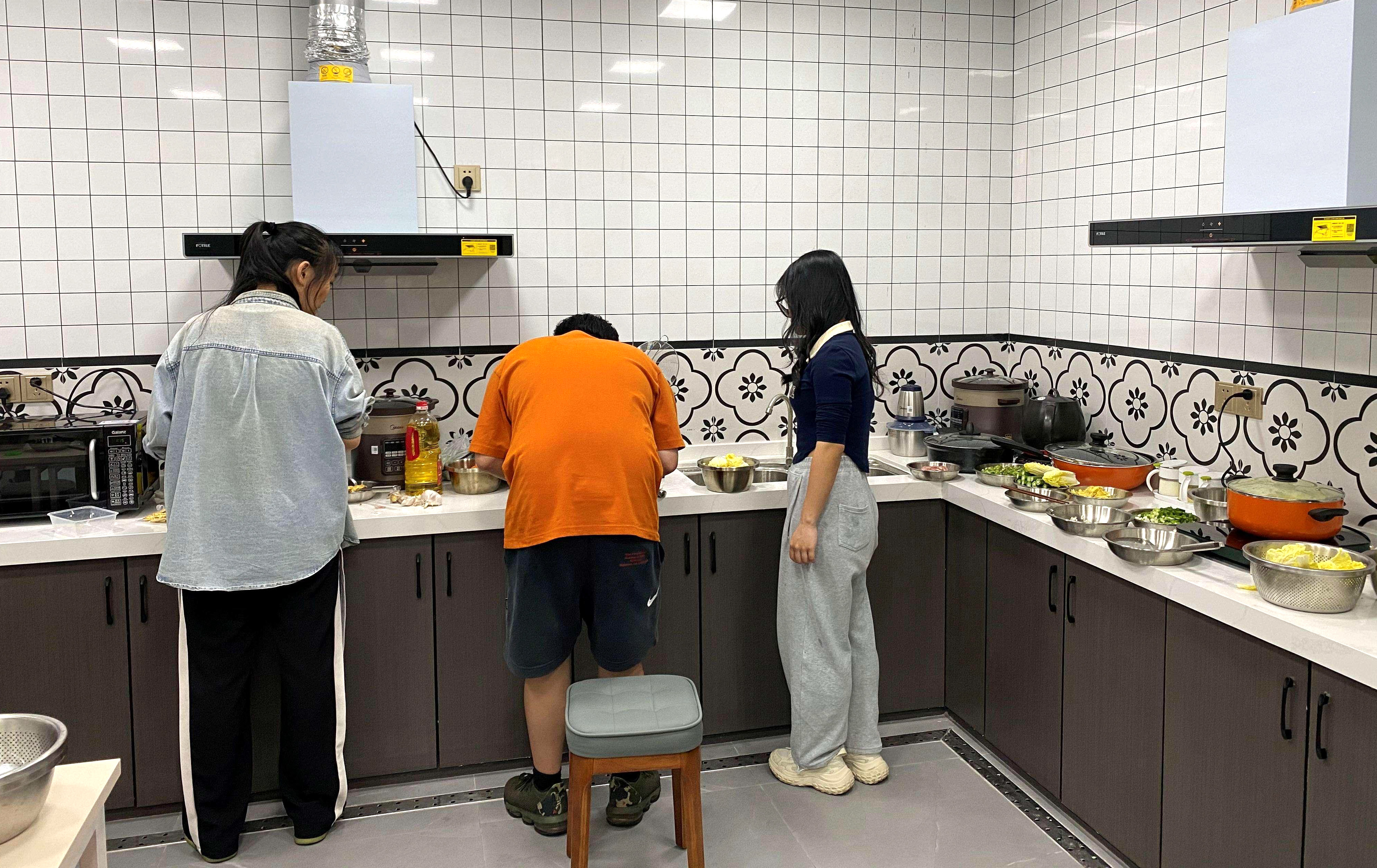 6.同学们在侨缘食光里制作美食.jpg