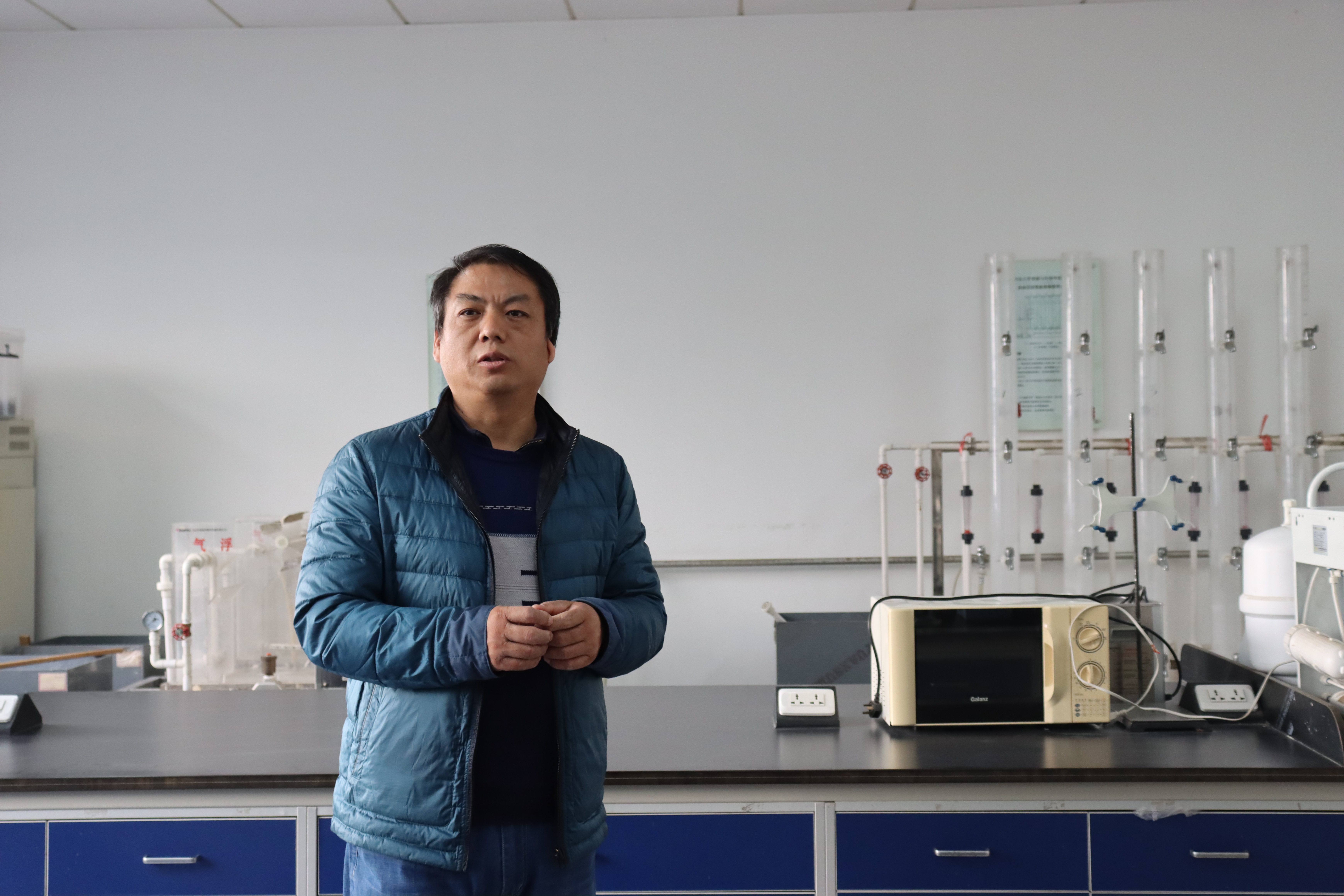 李彦明介绍实验室.jpg