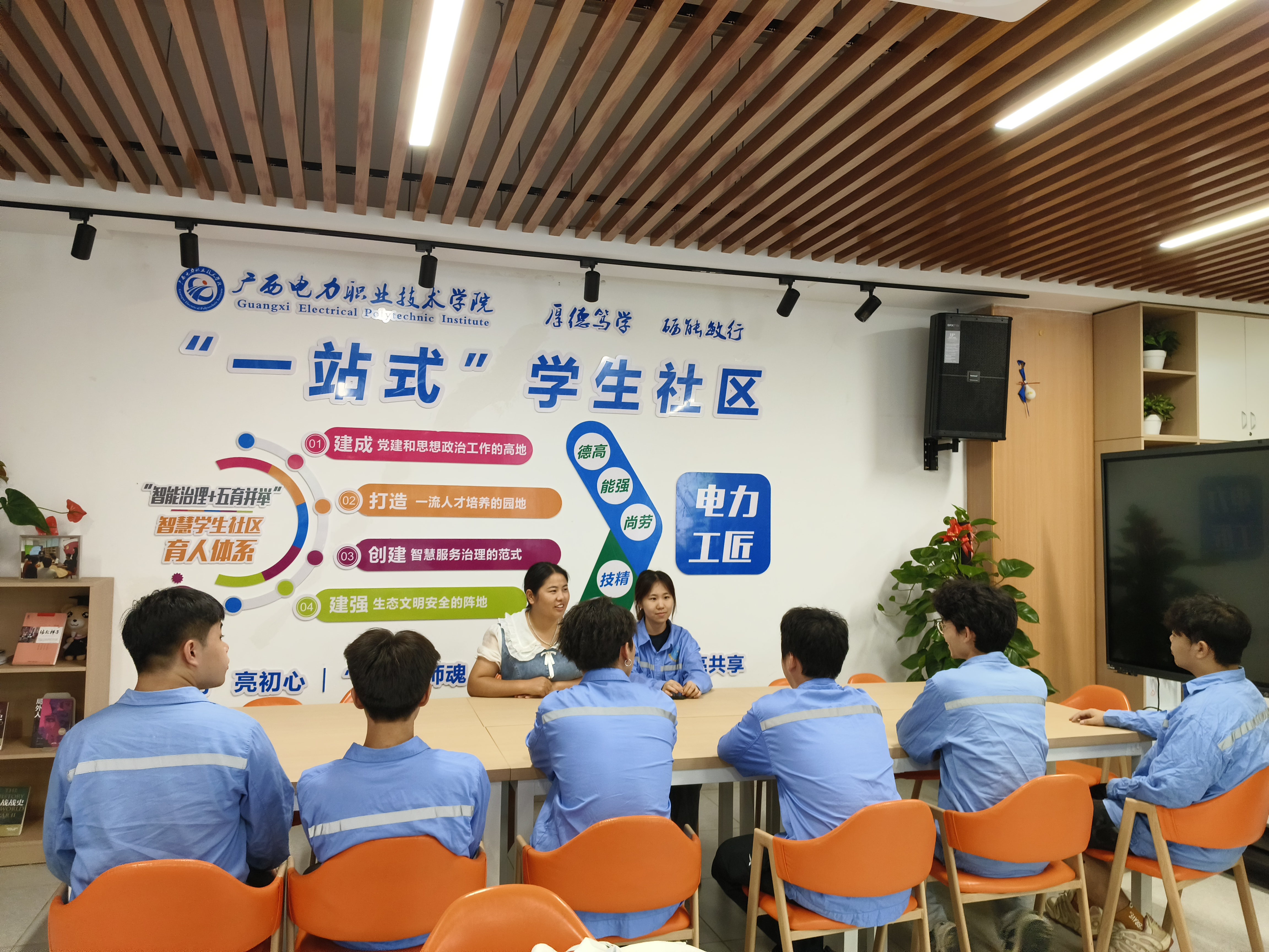 1-辅导员深入“一站式”学生社区，了解学生情况.jpg