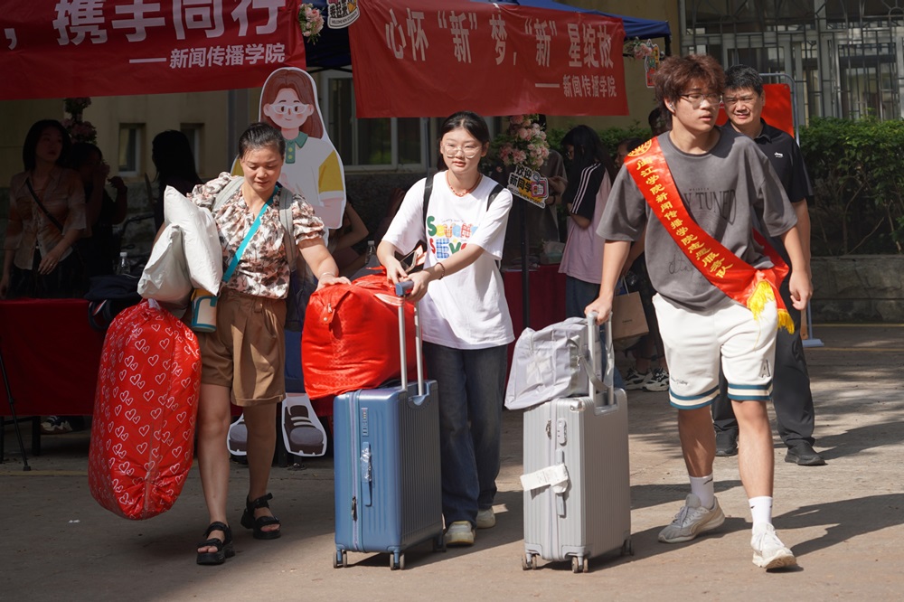 1.5新传学院组织学生党员搬运行李.jpg