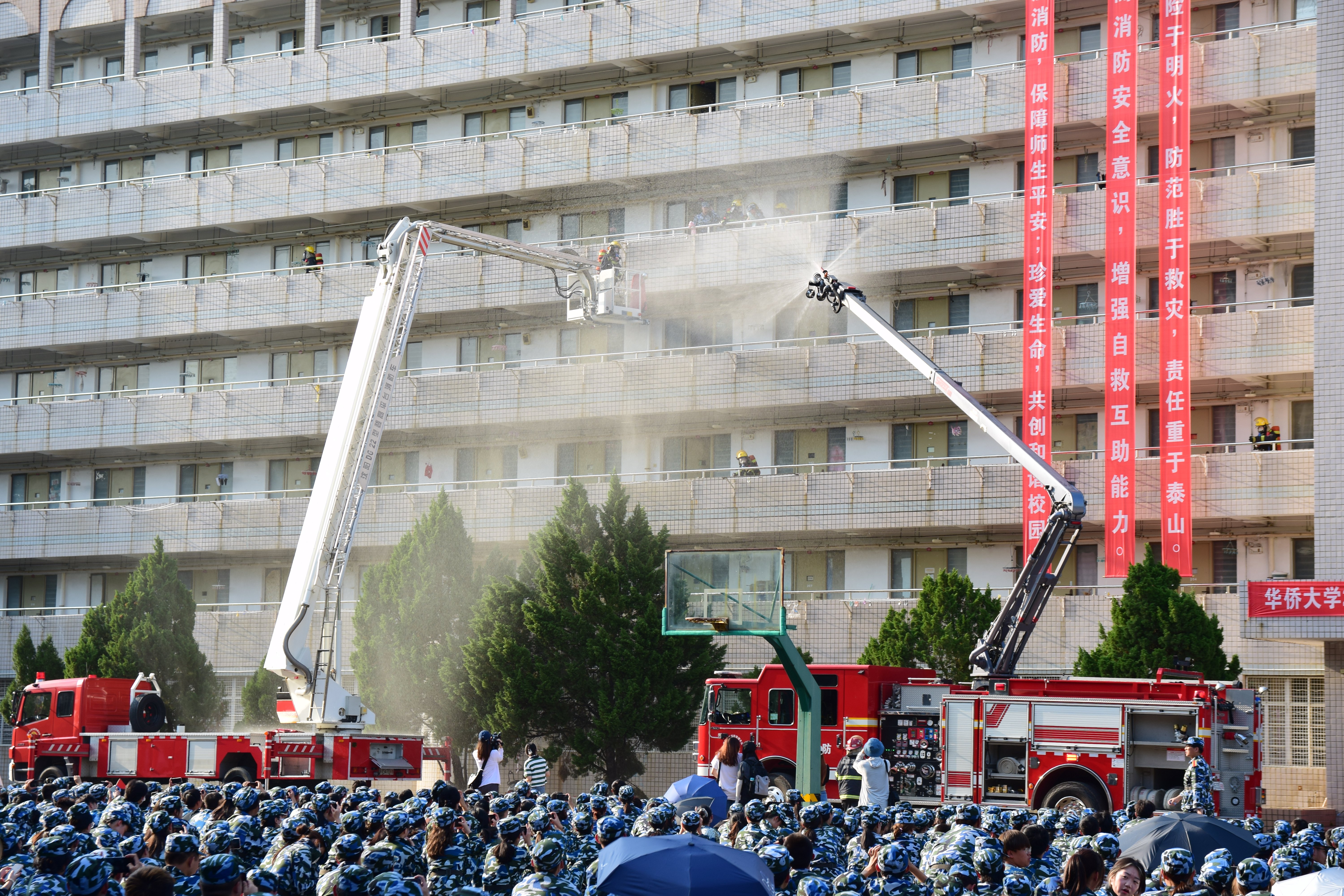 4.学生楼栋消防安全应急疏散演练.jpg