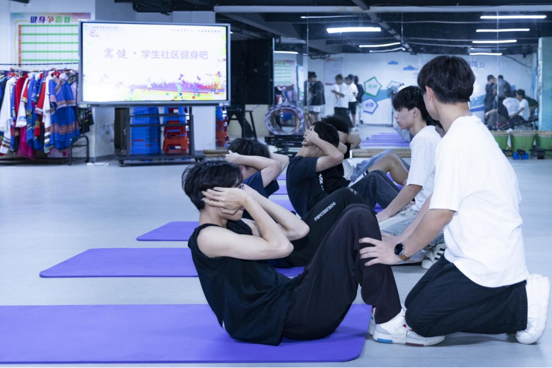 2.留学生“八段锦”教学 - 副本(1).jpg