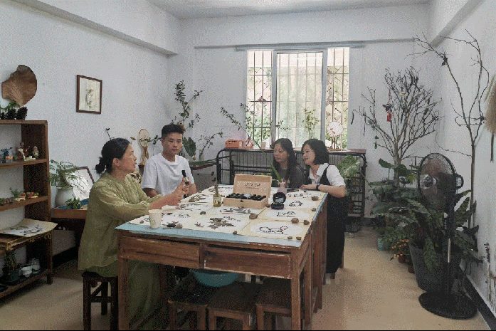 社区服务中心“森·悦空间”森林康养团队为学生进行心理辅导