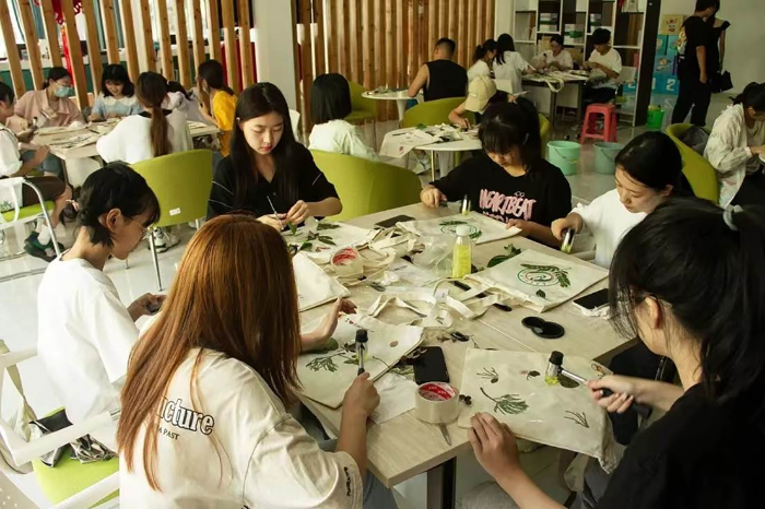 团队在“一站式”学生勤勉社区举办“植物扎染”活动