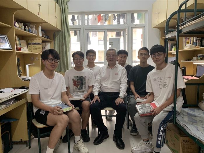 1.荣誉舍长叶世满书记深入学生宿舍