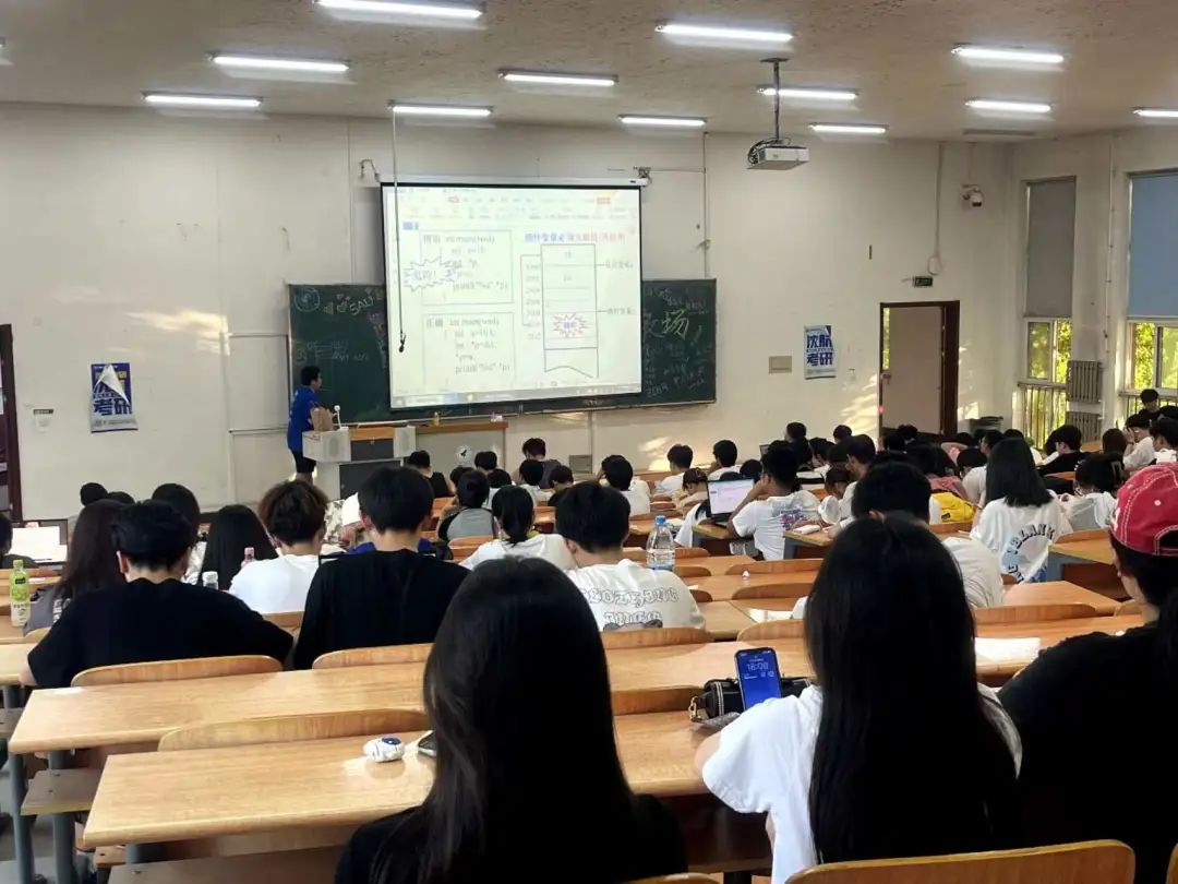 “一站式”社区建设丨安全工程学院举办“c语言大讲堂”活动