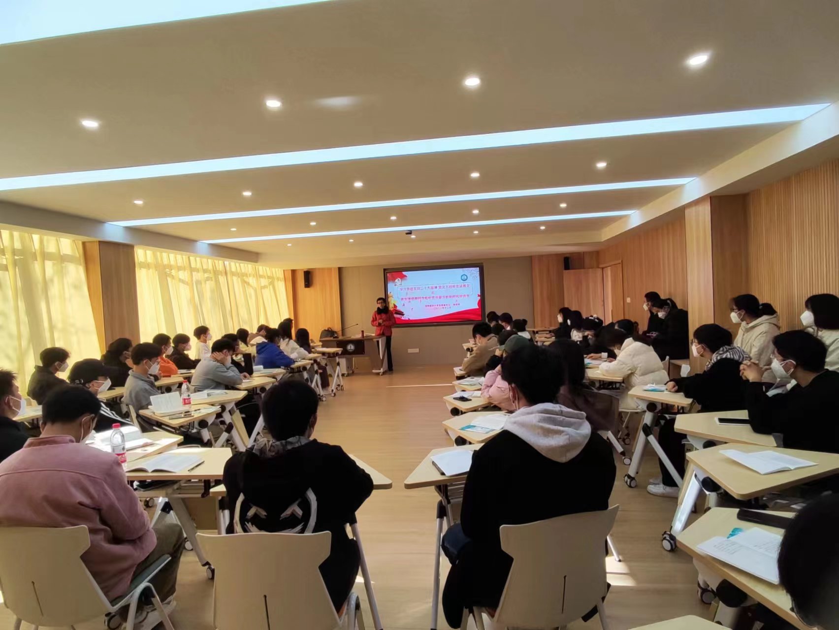 校领导深入学生社区宣讲党的二十大精神