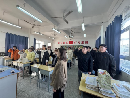 青春向党守初心 誓言铿锵担使命 ——安徽现代信息工程职业学院 团委举行新团员入团宣誓仪式