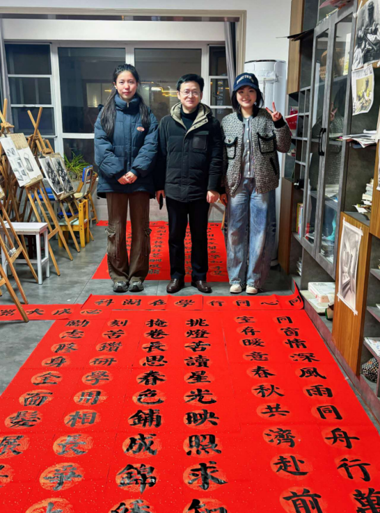 师生执笔迎新春，文化馨香润社区