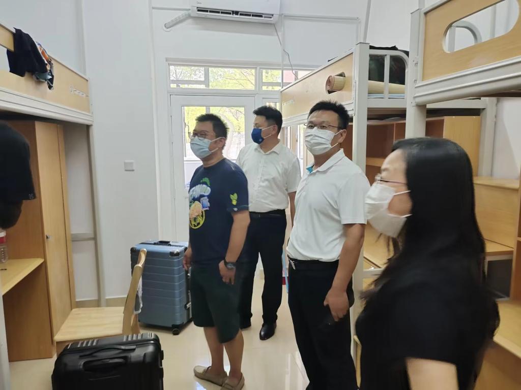 食品学院领导老师走访慰问2022级新生